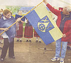 Gisela Fiedler übergibt ihre kunstvoll gestickte Flagge mit dem Witziner Wappen an Bürgermeister bruno Urbschat.